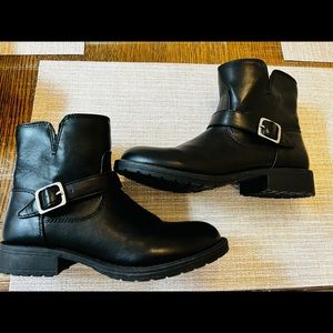 Girls boots used once from cat and Jack black